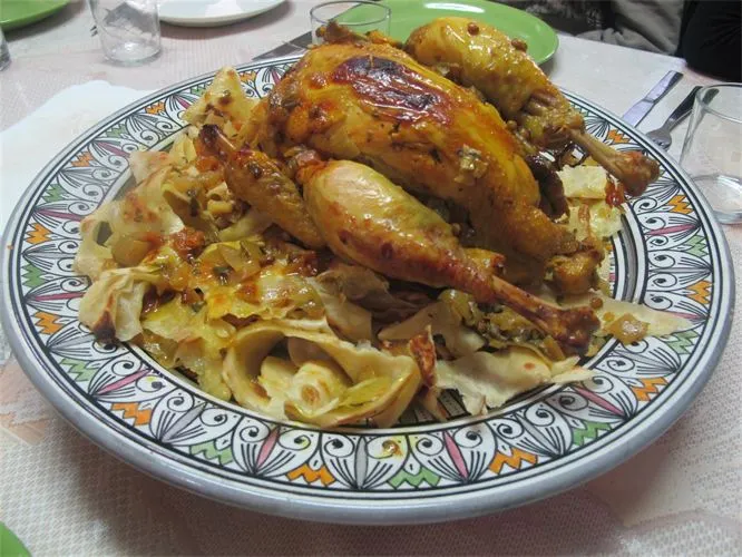 Rfissa : poulet en sauce sur des feuilles de msemen effilochées